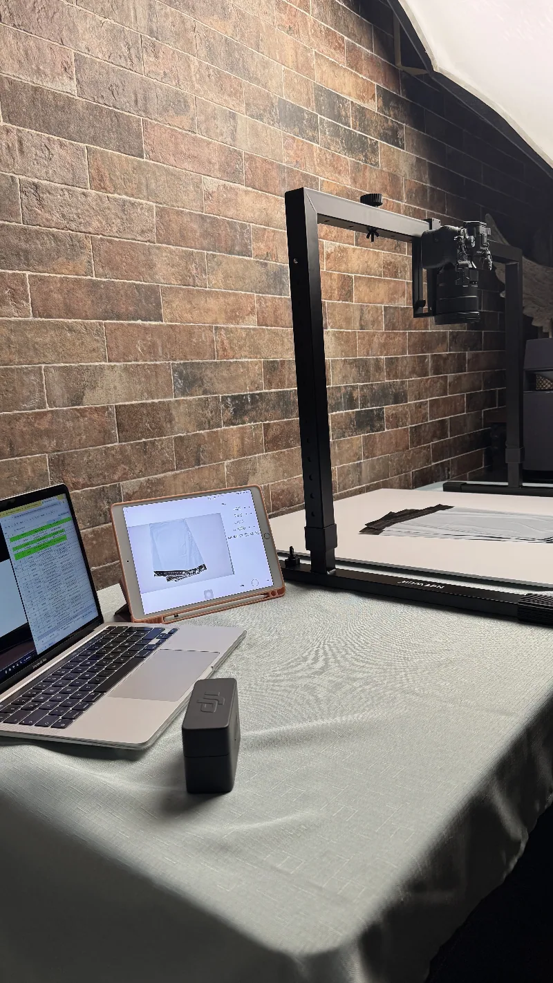 Mesa de trabajo con cámara y tableta